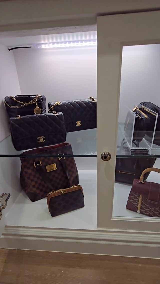 😱This closet was renovated, but it still wasn’t working.

The design was beautiful. But the system? There wasn’t one.

Things were stored in the wrong place for how she actually got dressed.

Half the space was wasted.

We came in and made it work just for her!💗

#closetorganization #luxurycloset #customcloset #organizedbyellis #losangeleshomes