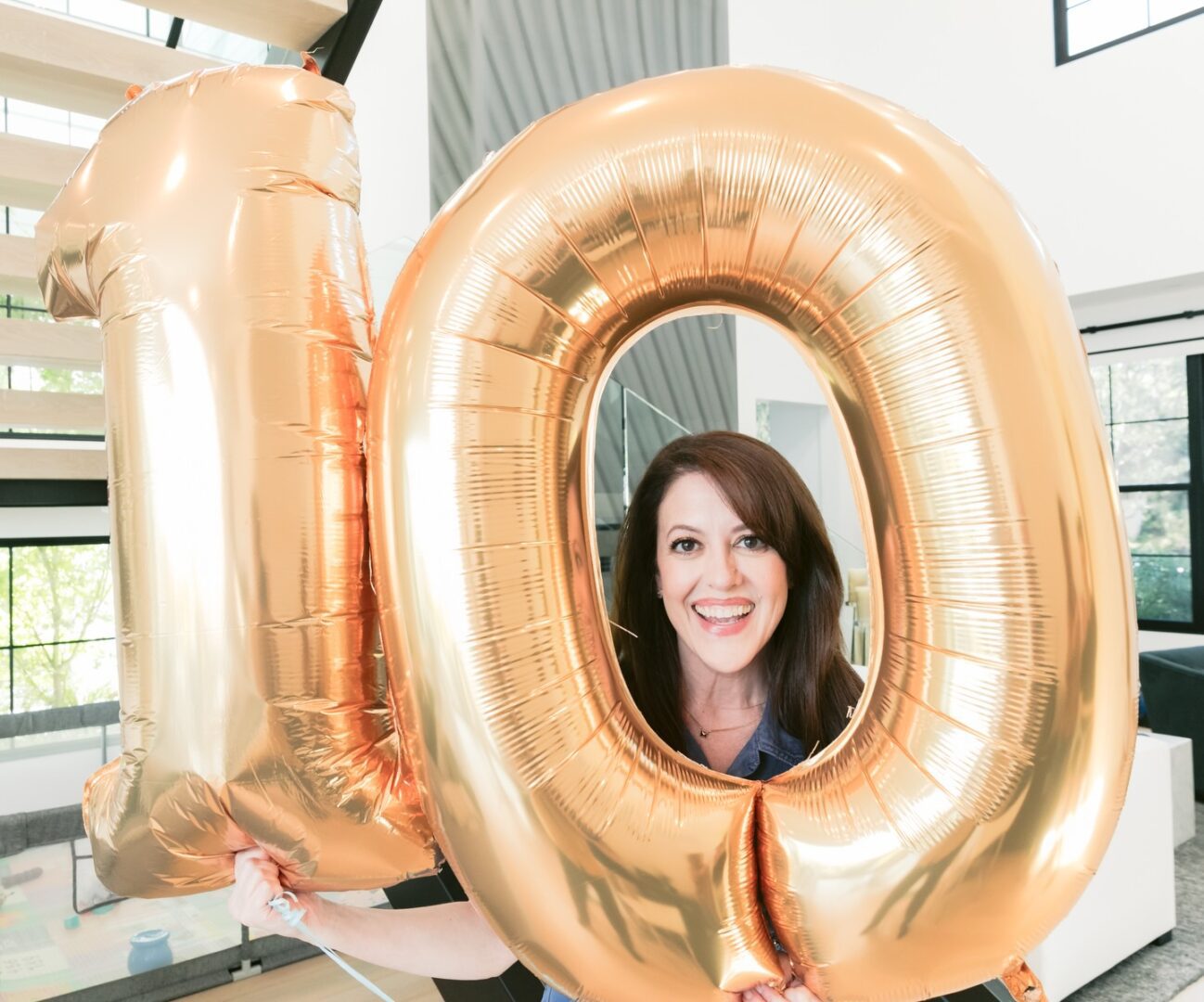 🥳Happy Birthday to the biz’s namesake, Laura! 

Here she is holding up a number 10 balloon for the age her soul feels, the amount of cupcakes (gluten free of course) she wants, the number of doggos she’s like to pet and the number of drawer dividers she thinks you need in your dresser!

Cheers to the Top Dog, Head Honcho, Boss Lady and all around cool human, LAURA!🎂

#birthday #organizer #happybirthday #younglady
