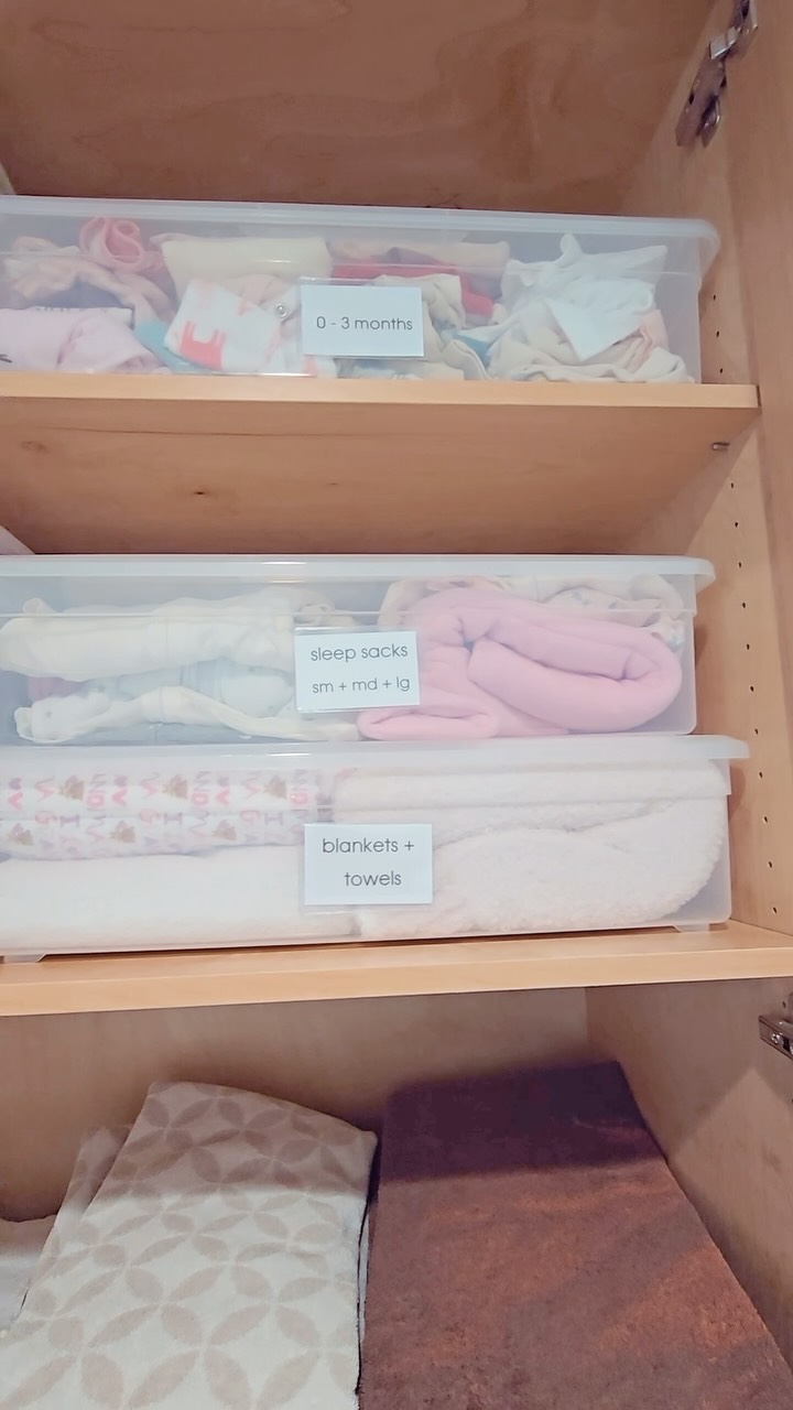👚When you have a kids you know they grow fast and those cute clothes need some organization!

If you’re planning on having other kids or want to hand them down to other moms it is key to keep them organized.

👗We love grouping them by size and keeping them in bins with clear labels. 

That way it’s easy to give to other exactly when they need them.😀

#parents #families #kids #organizing #makeroomforthegoodstuff