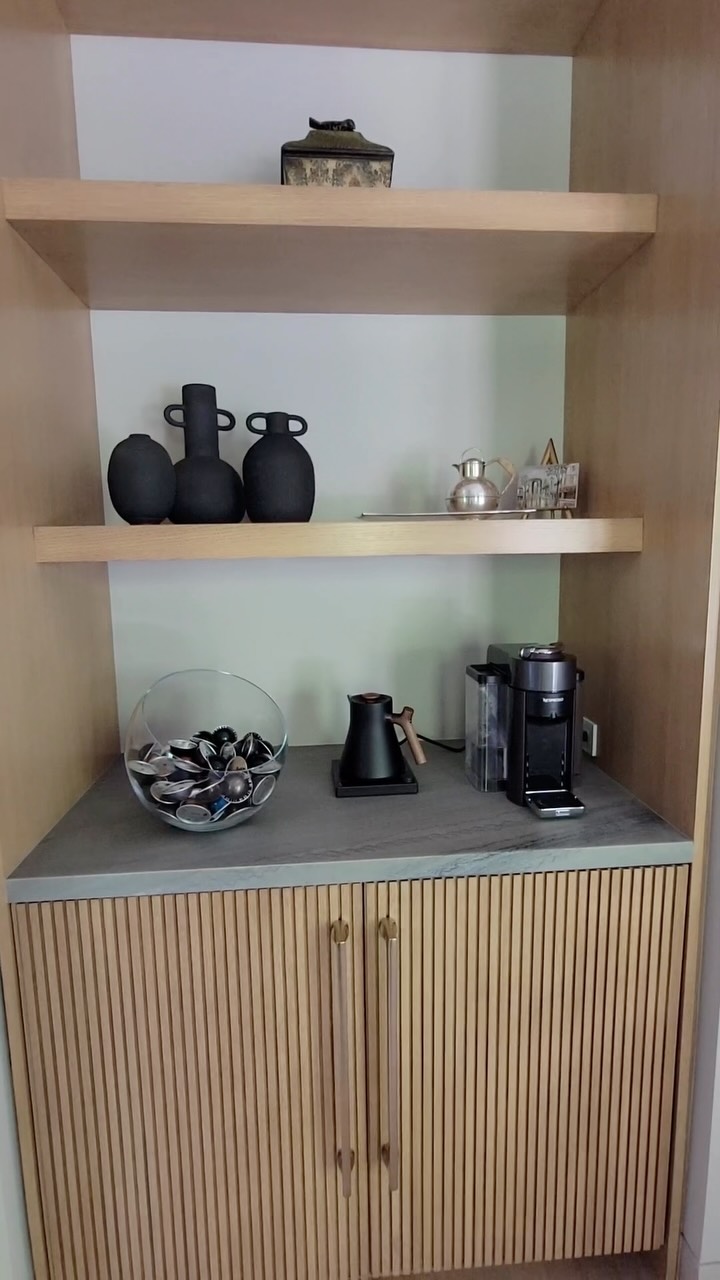 ☕Is this the dream or what?!

A coffee station in your beautiful bedroom. 

🫖We have to say we love the nespresso pods because they are so colorful and add a little pop!

This glass bowl from Crate + Barrel is one of our favorite ways to display these pods.

#organizing #organized #bedroom #coffeestation #coffee