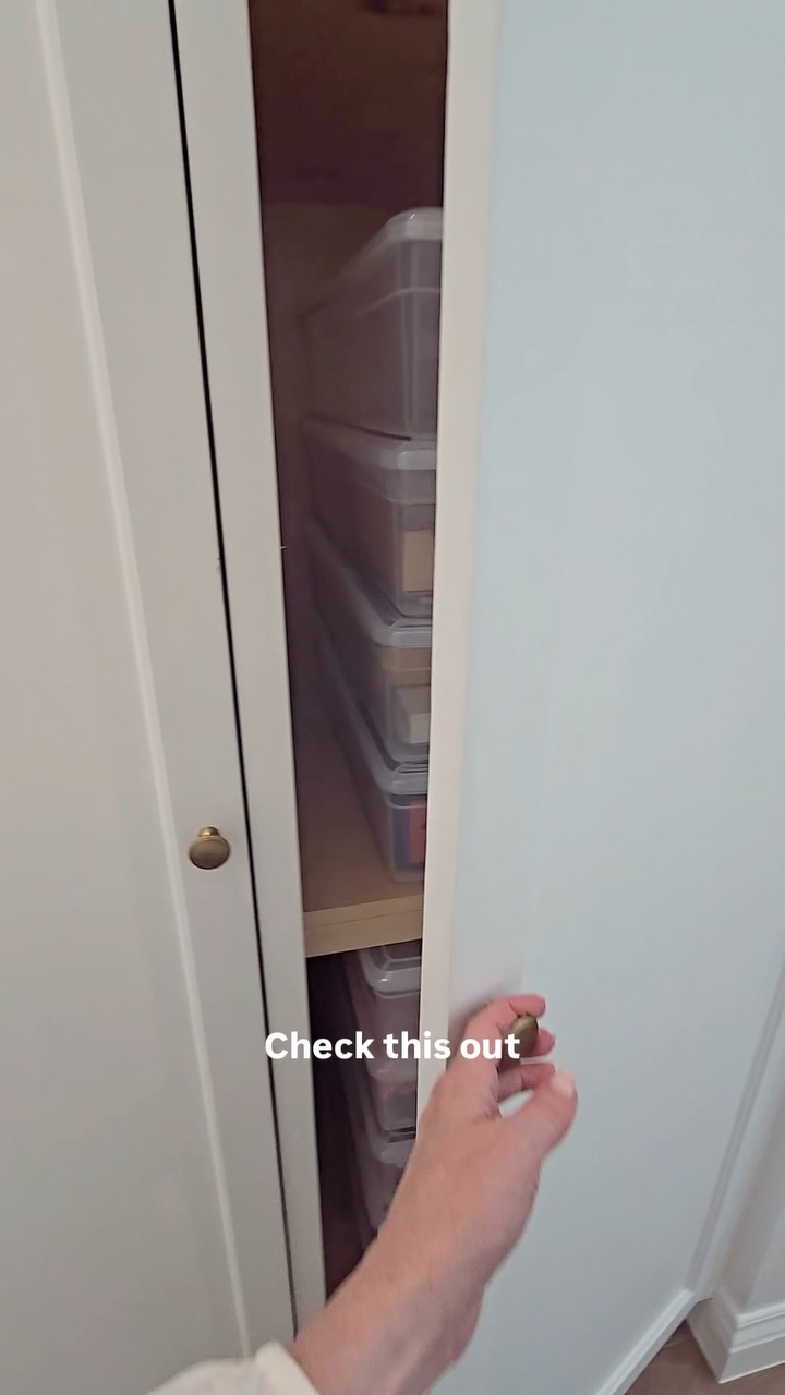 🖼️Keepsakes is a big category and can get overwhelming.

Do I really pair it down and get very specific? Can I just dump it in a box?

We 💛  just giving everyone in the fam their own box and being mindful about what we keep. You can organize it further and do it by year or type also.

Choose an option that is easy to stick with so you can keep up with it!🙂

#organizing #keepsakes #sentimental #professionalorganizing #memories